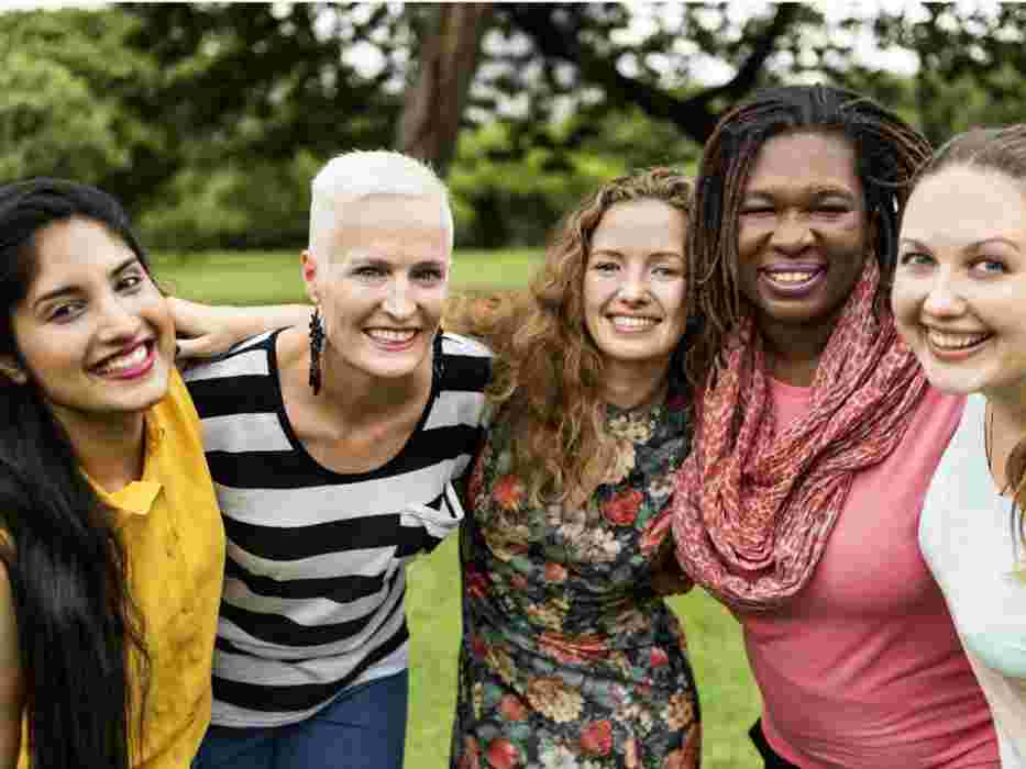 微笑的多元化女性团体