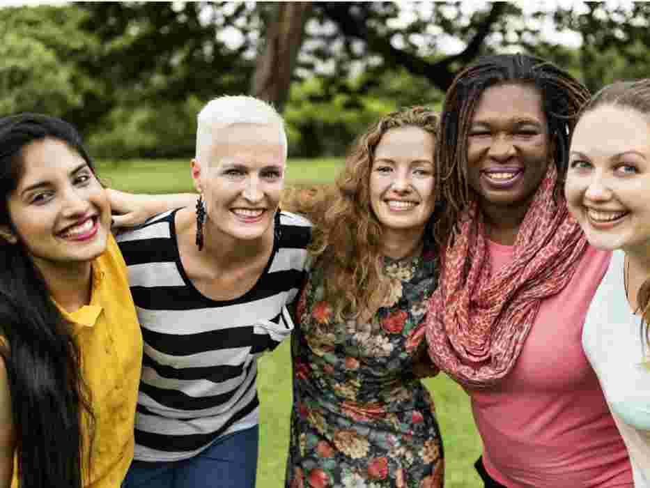 Grupo de diversas mujeres sonriendo