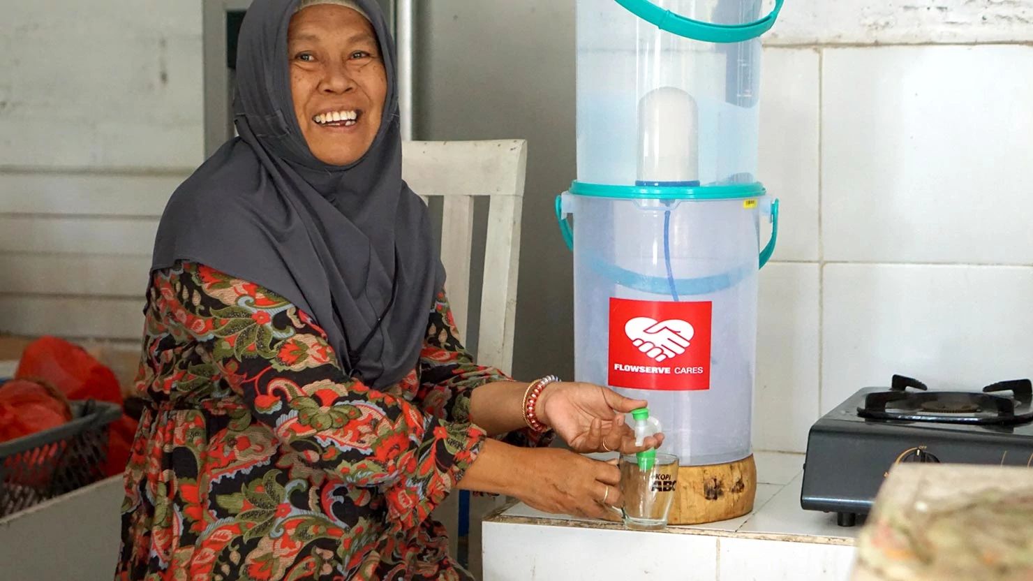 正在享受水过滤器巴厘岛女性
