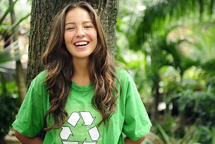 Una chica reciclando una blusa