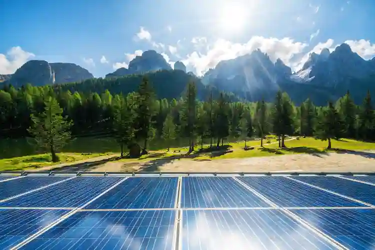 自然环境中的太阳能电池板阵列