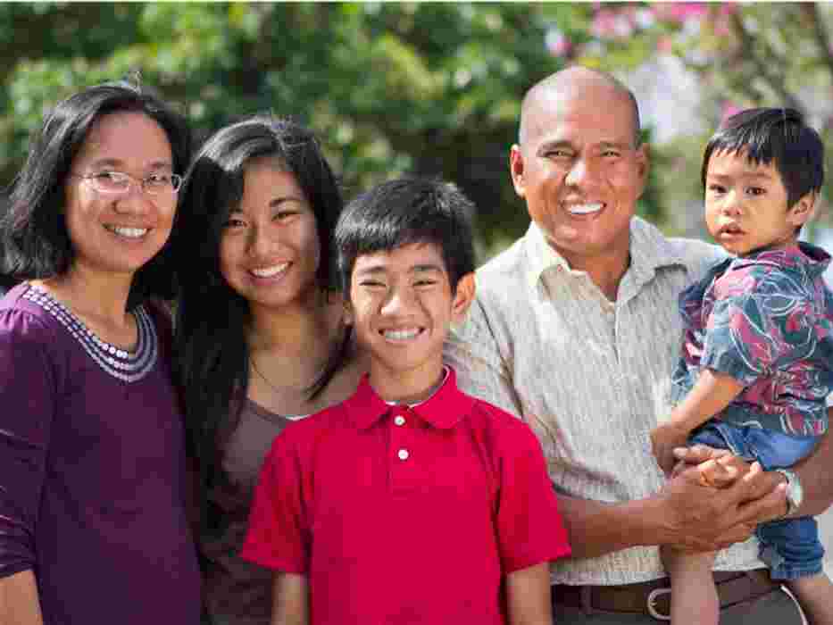 عائلة أسيوية سعيدة