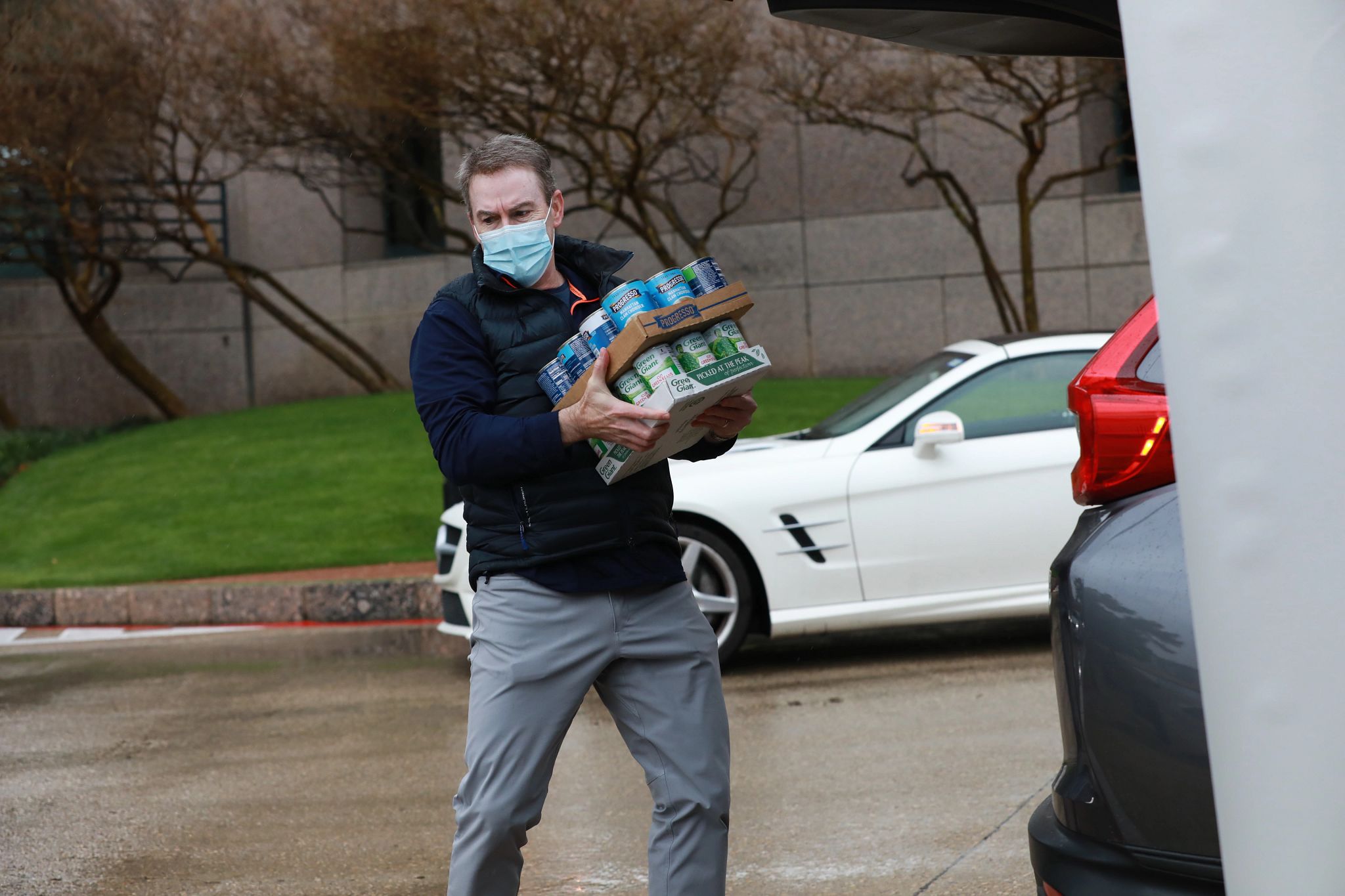 Flowserve员工搬水图片