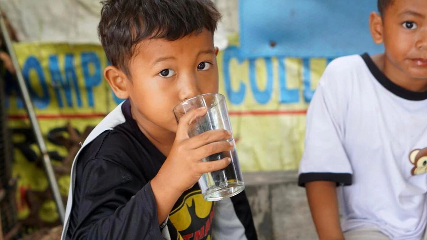 饮用清洁水的儿童