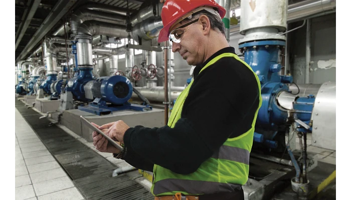 Un gerente de fiabilidad del agua utilizando RedRaven para supervisar las bombas de agua en una planta de desalinización.