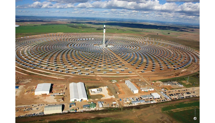 Gemasolar是一座带有熔盐储热系统的聚光太阳能发电站,位于西班牙塞维利亚省的Fuentes de Andalucía市范围内。