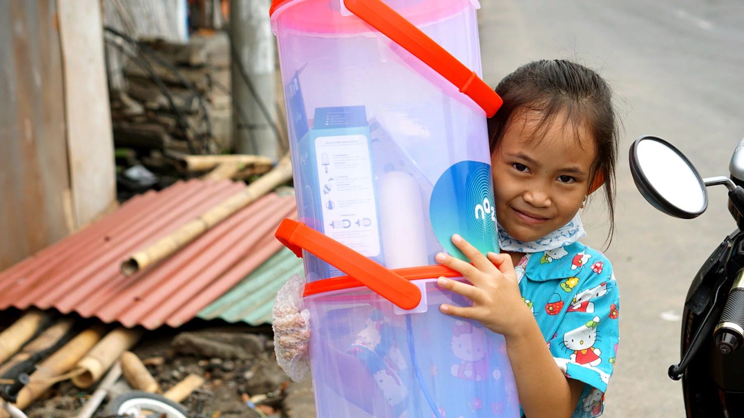 手持滤水器的巴厘岛儿童