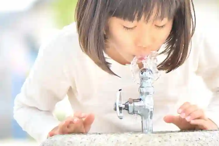 Niña bebiendo agua