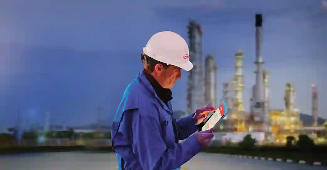 hombre con casco en una planta al atardecer