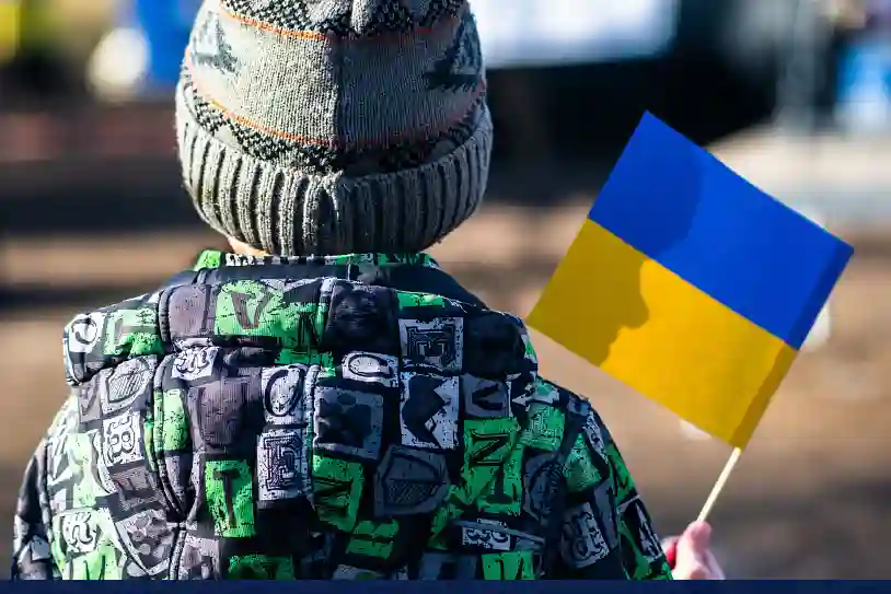 Niño sosteniendo una bandera ucraniana